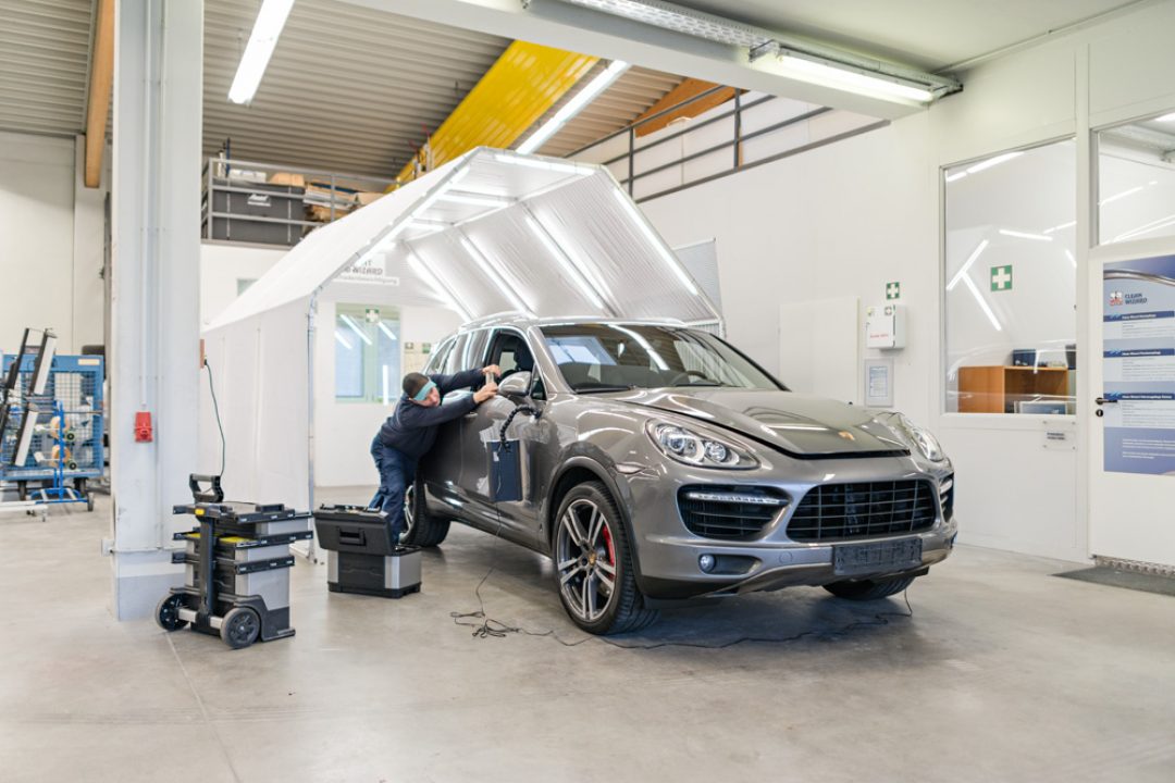 Dellenreparatur-Porsche-Cayenne-20-jaehriges-Bestehen | Dent Wizard Dellen und Halschadenservice